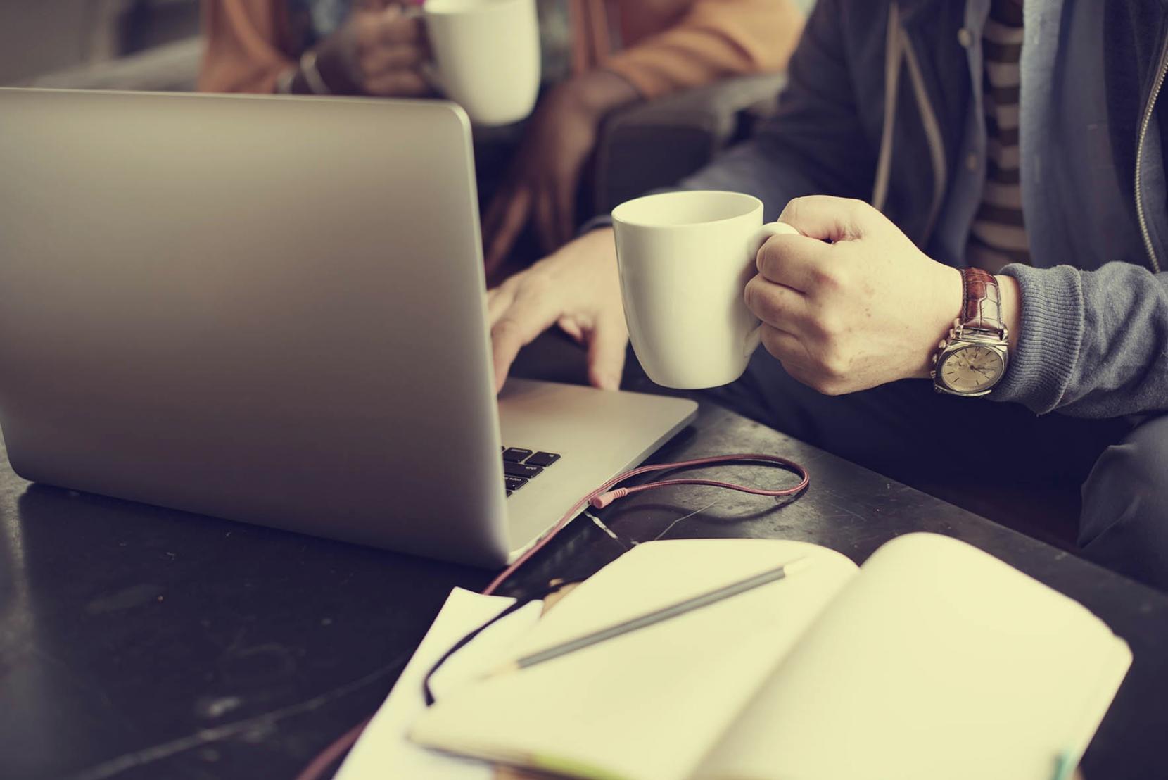 Participants Quexario collaborant sur des exercices budgétaires en groupe