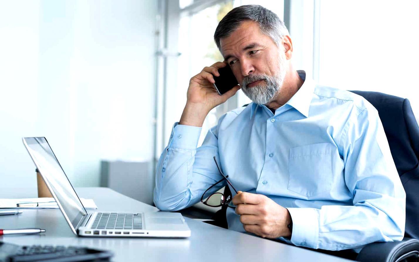 Participants engagés dans une session de webinaire interactive sur la planification budgétaire